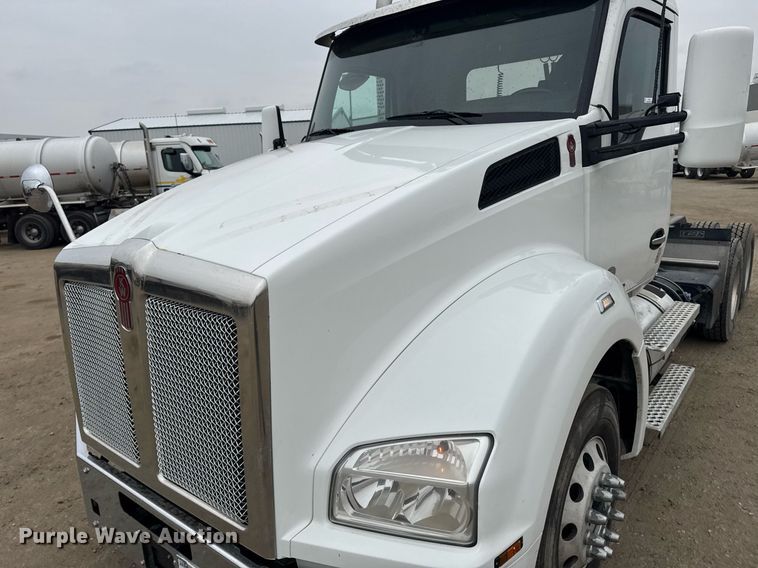 image for item DY7002 2021 Kenworth T880 semi truck