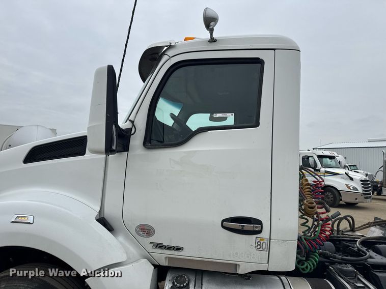 image for item DY7002 2021 Kenworth T880 semi truck