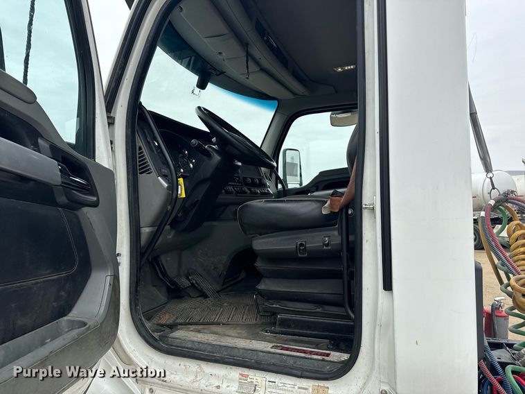 image for item DY7002 2021 Kenworth T880 semi truck