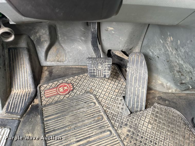 image for item DY7002 2021 Kenworth T880 semi truck