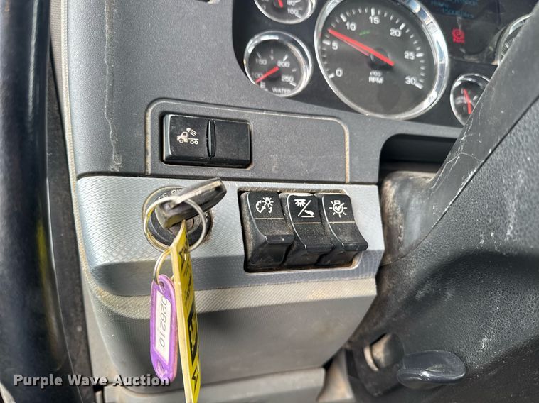 image for item DY7002 2021 Kenworth T880 semi truck