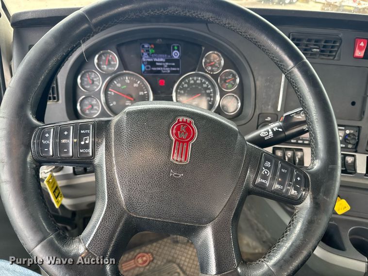 image for item DY7002 2021 Kenworth T880 semi truck