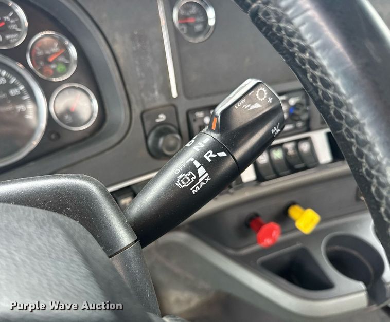 image for item DY7002 2021 Kenworth T880 semi truck