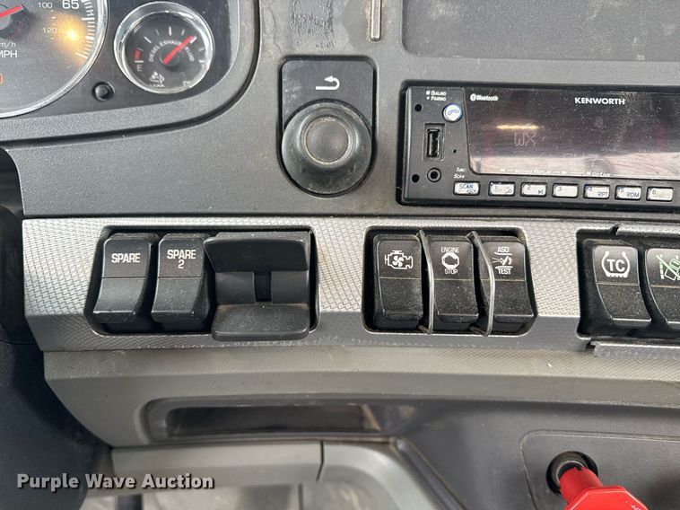 image for item DY7002 2021 Kenworth T880 semi truck