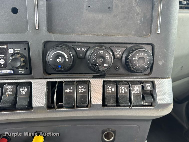 image for item DY7002 2021 Kenworth T880 semi truck