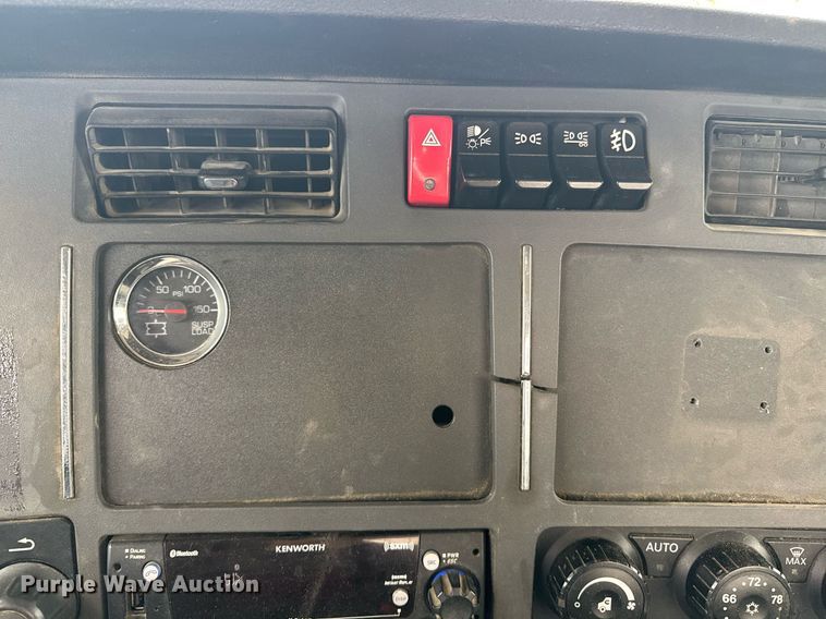 image for item DY7002 2021 Kenworth T880 semi truck