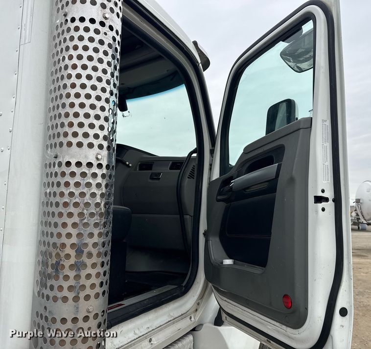 image for item DY7002 2021 Kenworth T880 semi truck