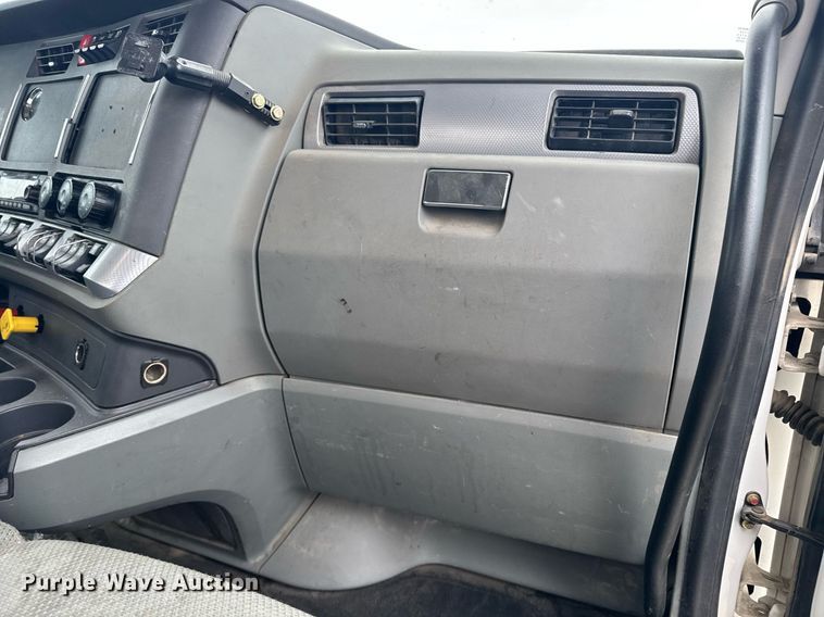 image for item DY7002 2021 Kenworth T880 semi truck