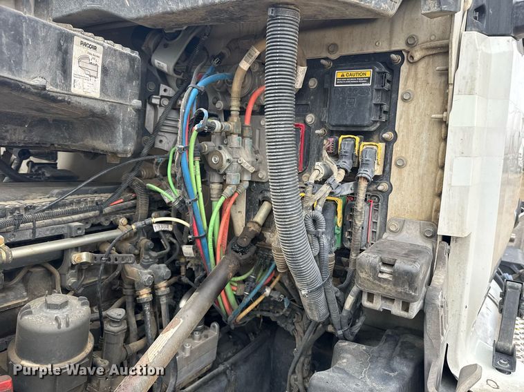 image for item DY7002 2021 Kenworth T880 semi truck