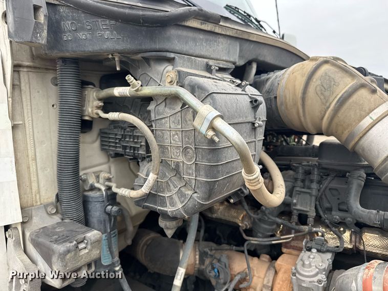 image for item DY7002 2021 Kenworth T880 semi truck