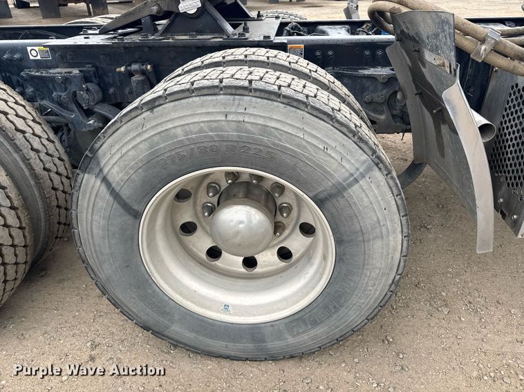 image for item DY7002 2021 Kenworth T880 semi truck