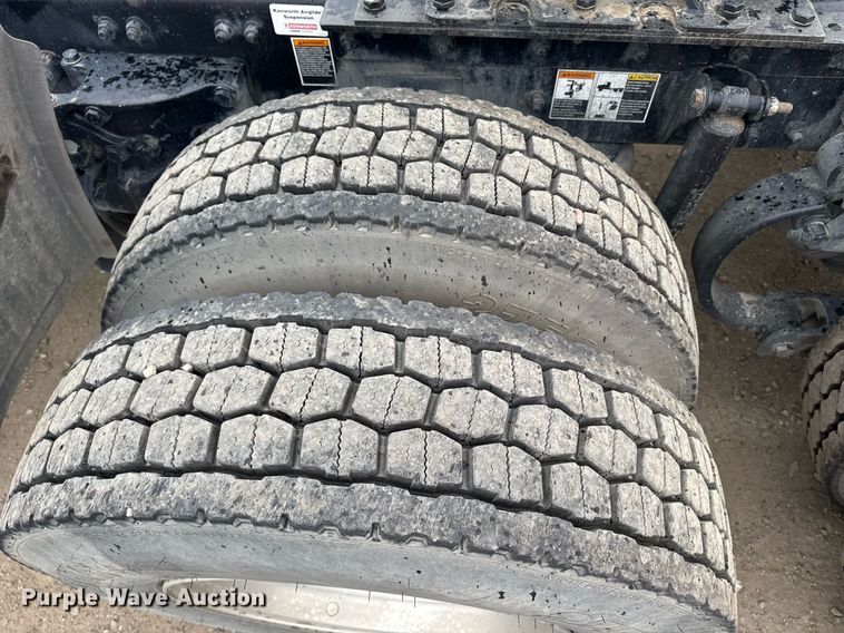 image for item DY7002 2021 Kenworth T880 semi truck