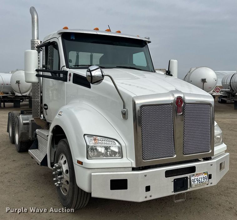 image for item DY7003 2021 Kenworth T880 semi truck