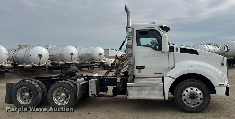 image for item DY7003 2021 Kenworth T880 semi truck