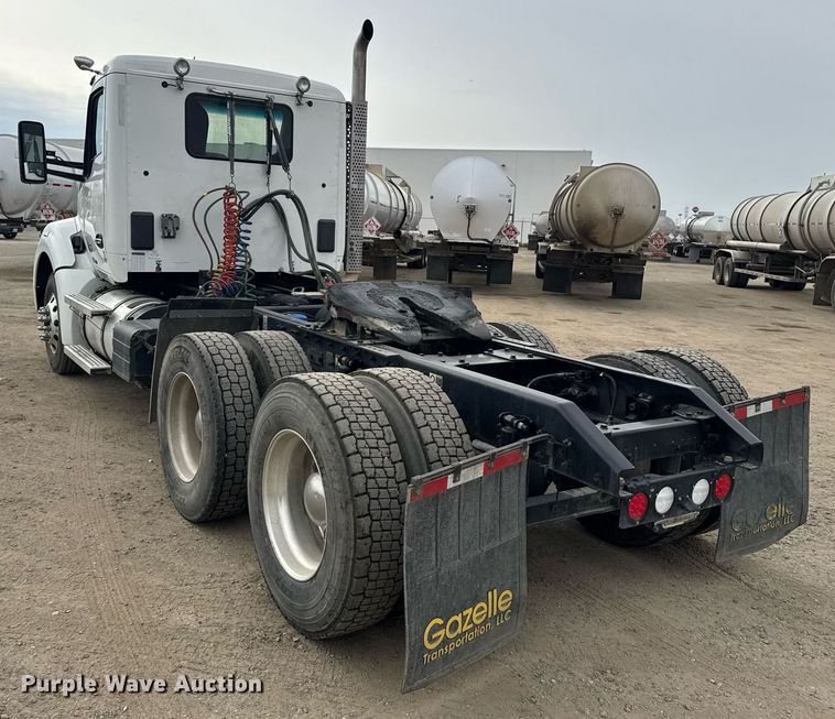 image for item DY7003 2021 Kenworth T880 semi truck