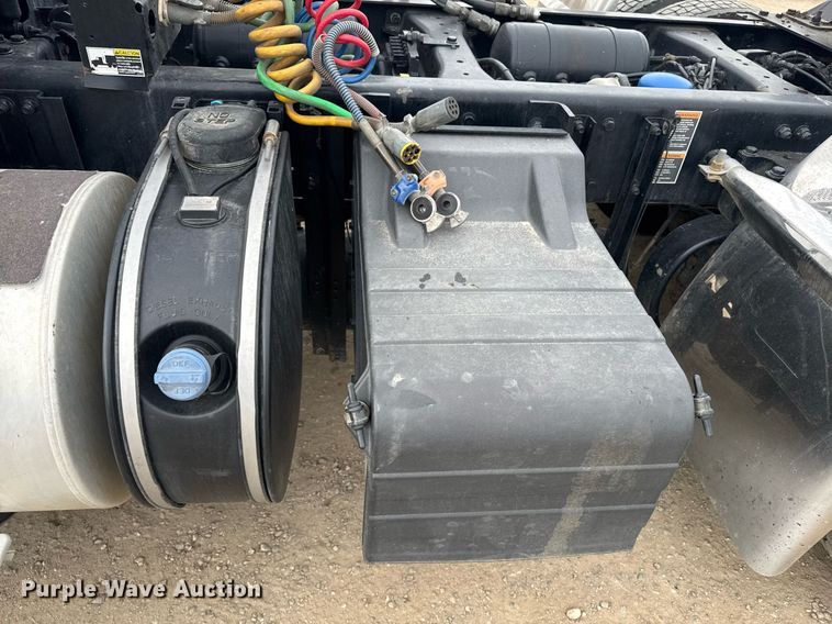 image for item DY7003 2021 Kenworth T880 semi truck