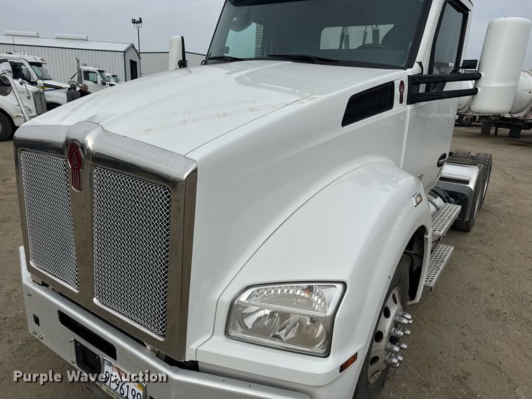 image for item DY7003 2021 Kenworth T880 semi truck