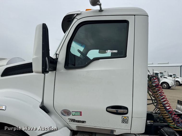 image for item DY7003 2021 Kenworth T880 semi truck