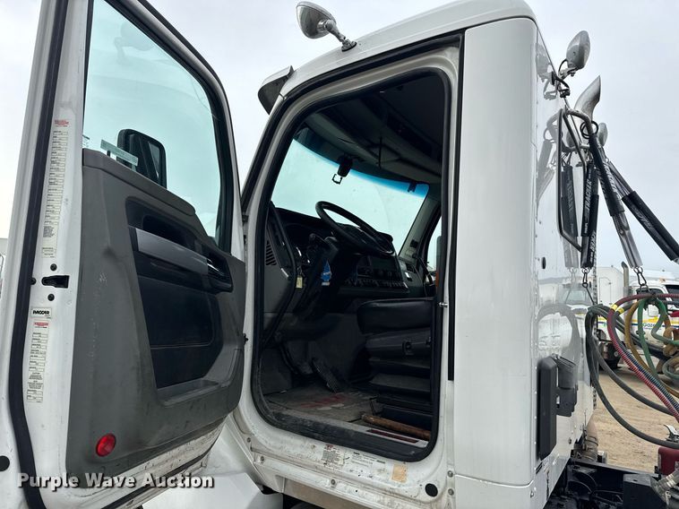 image for item DY7003 2021 Kenworth T880 semi truck