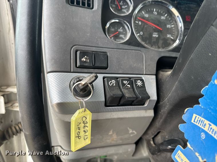 image for item DY7003 2021 Kenworth T880 semi truck