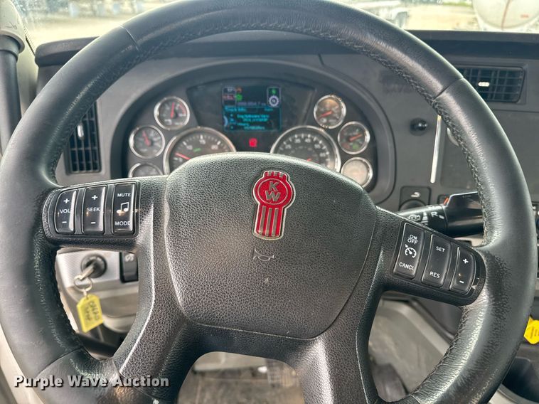 image for item DY7003 2021 Kenworth T880 semi truck