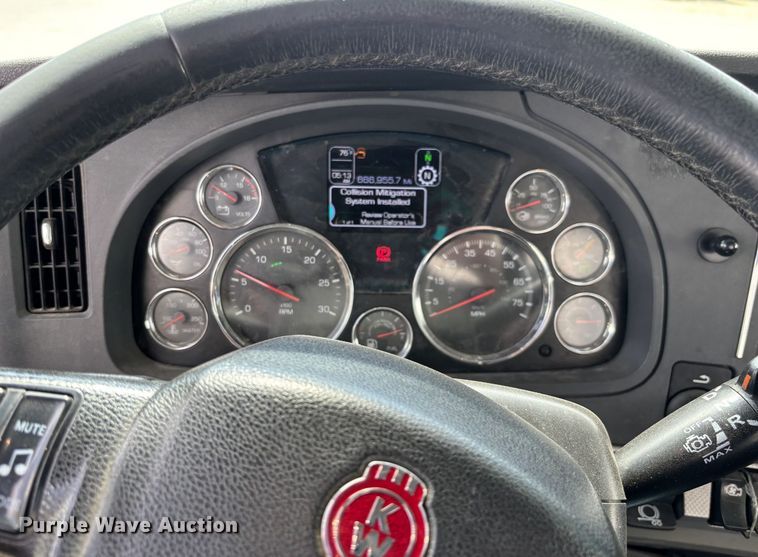 image for item DY7003 2021 Kenworth T880 semi truck