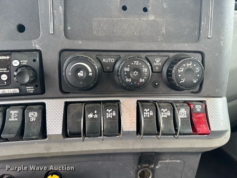 image for item DY7003 2021 Kenworth T880 semi truck