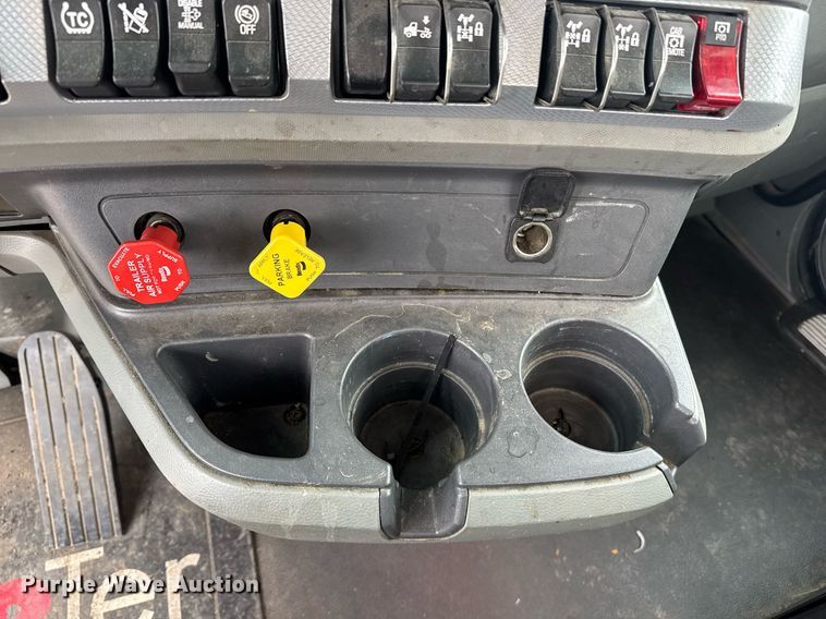 image for item DY7003 2021 Kenworth T880 semi truck