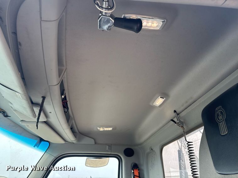 image for item DY7003 2021 Kenworth T880 semi truck