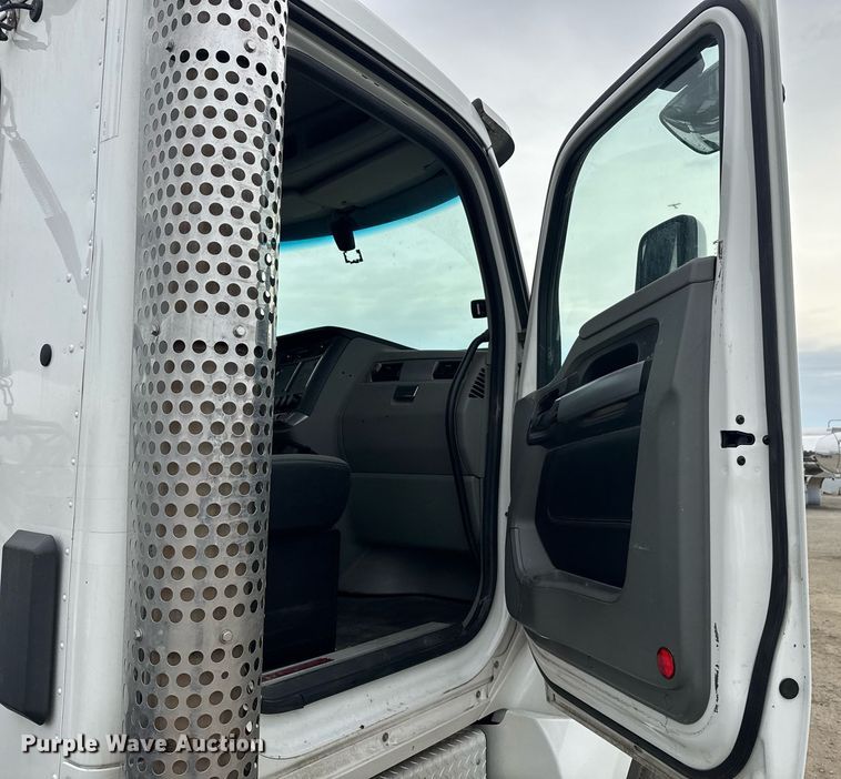 image for item DY7003 2021 Kenworth T880 semi truck