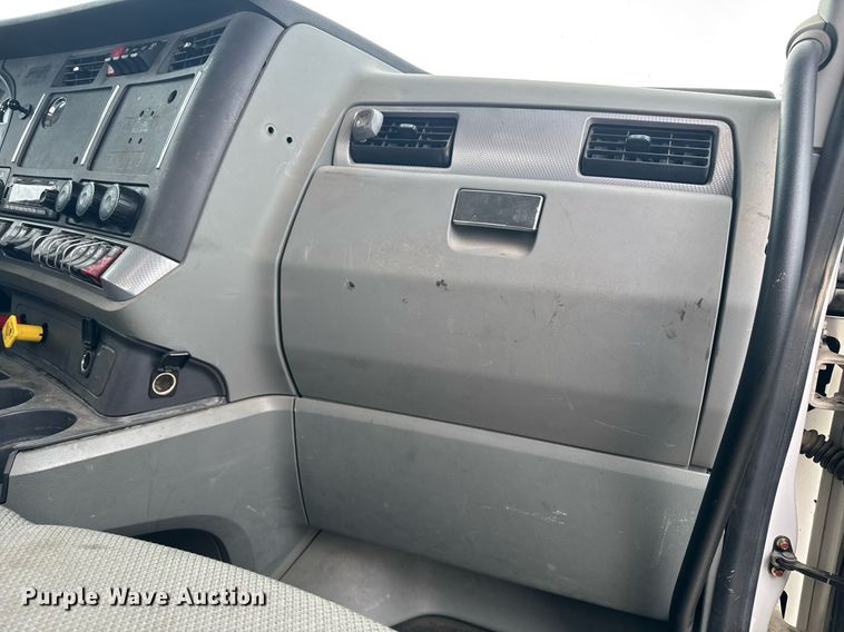 image for item DY7003 2021 Kenworth T880 semi truck