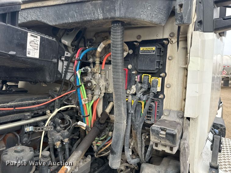 image for item DY7003 2021 Kenworth T880 semi truck