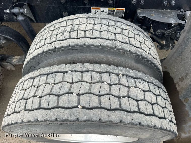 image for item DY7003 2021 Kenworth T880 semi truck