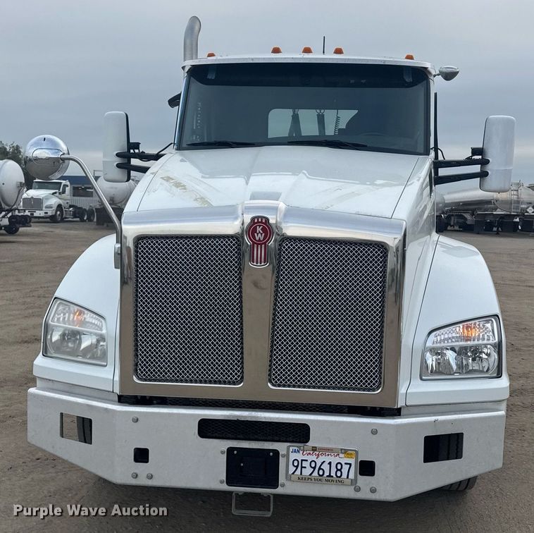 image for item DY7004 2021 Kenworth T880 semi truck