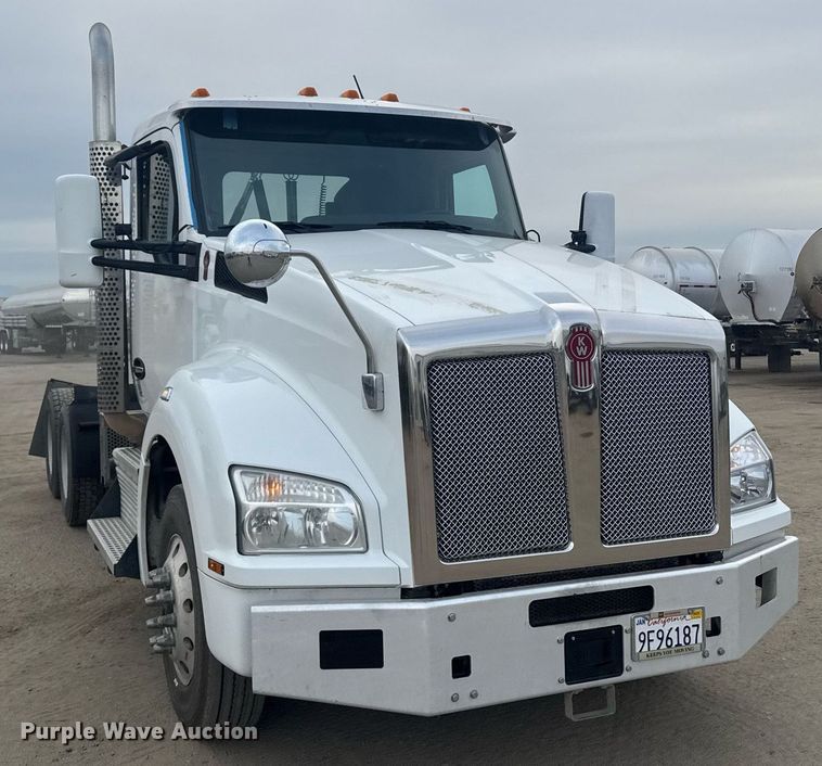 image for item DY7004 2021 Kenworth T880 semi truck