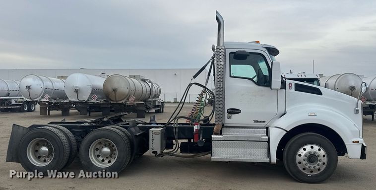 image for item DY7004 2021 Kenworth T880 semi truck