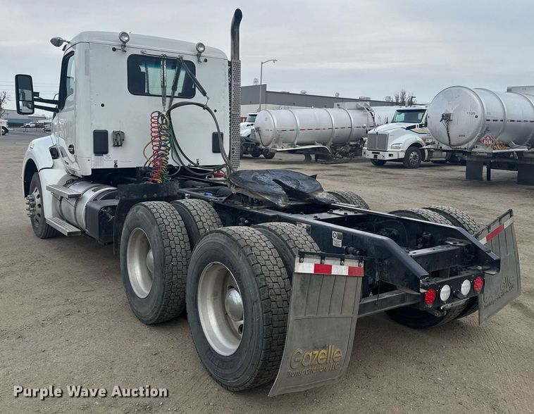 image for item DY7004 2021 Kenworth T880 semi truck