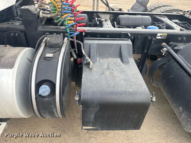 image for item DY7004 2021 Kenworth T880 semi truck