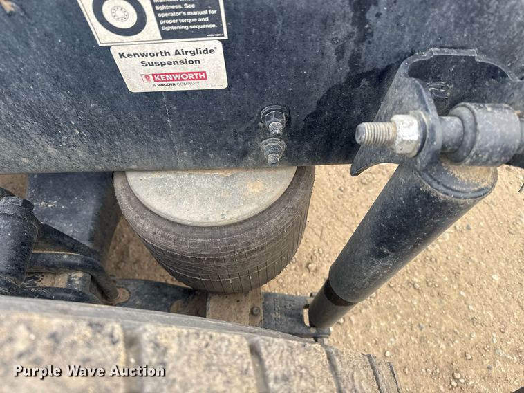 image for item DY7004 2021 Kenworth T880 semi truck