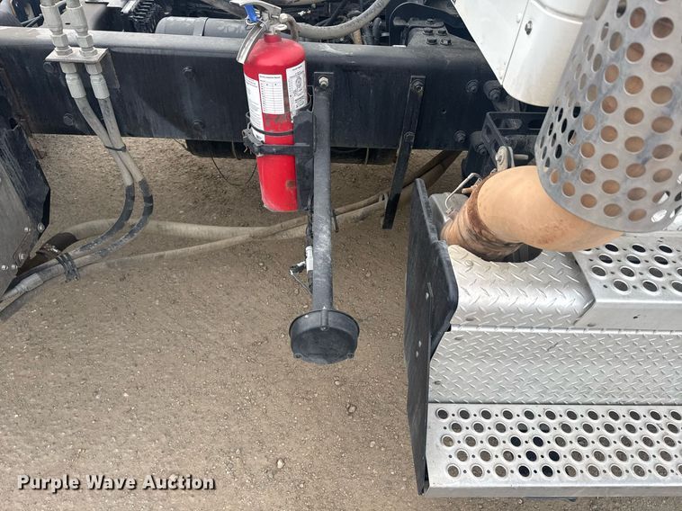 image for item DY7004 2021 Kenworth T880 semi truck