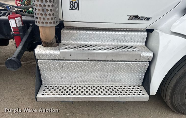 image for item DY7004 2021 Kenworth T880 semi truck