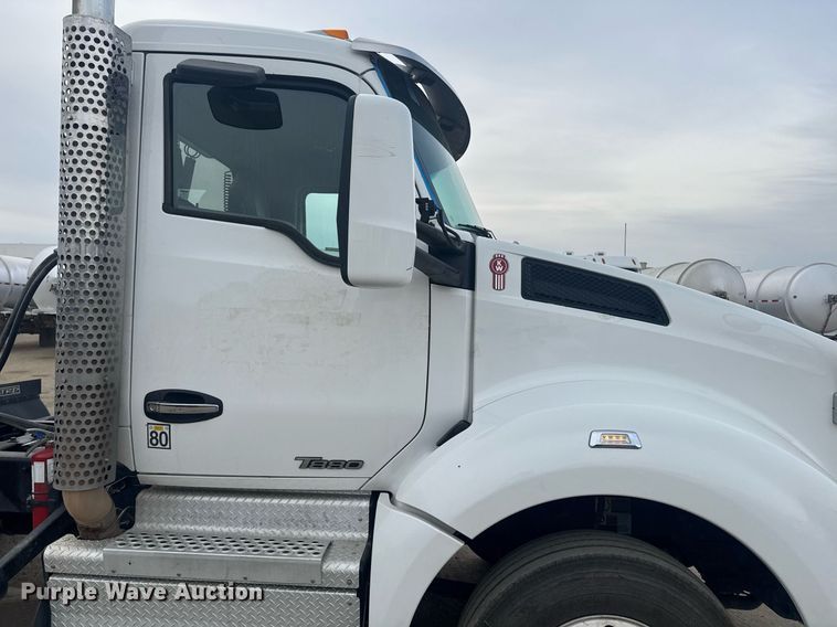 image for item DY7004 2021 Kenworth T880 semi truck