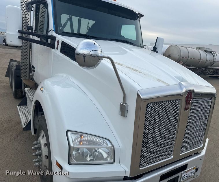 image for item DY7004 2021 Kenworth T880 semi truck