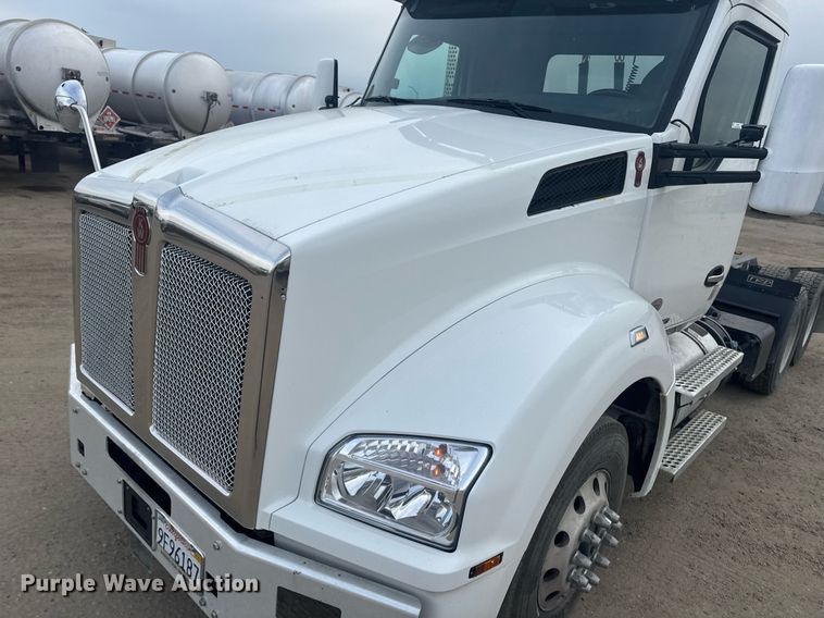 image for item DY7004 2021 Kenworth T880 semi truck