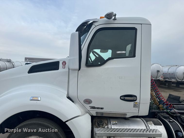 image for item DY7004 2021 Kenworth T880 semi truck