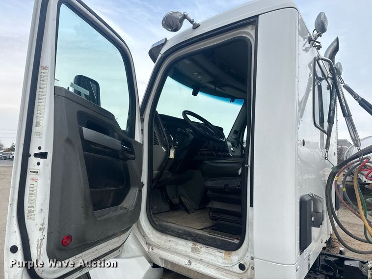 image for item DY7004 2021 Kenworth T880 semi truck