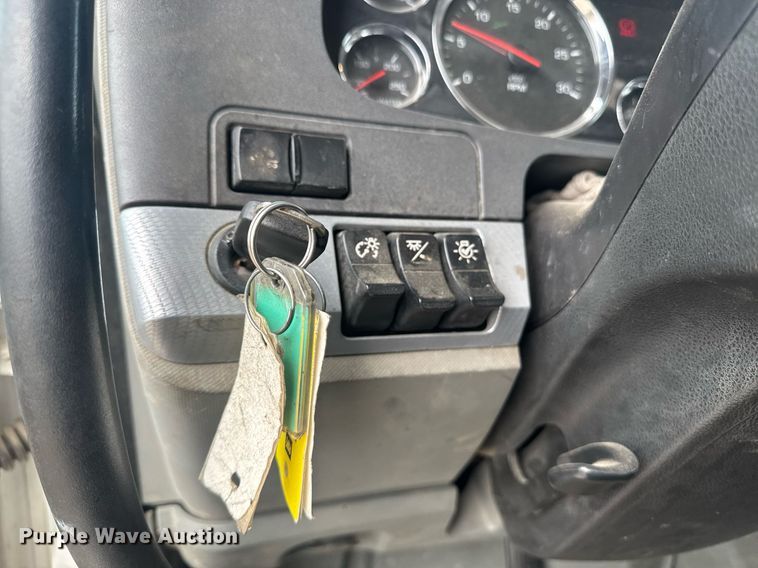 image for item DY7004 2021 Kenworth T880 semi truck