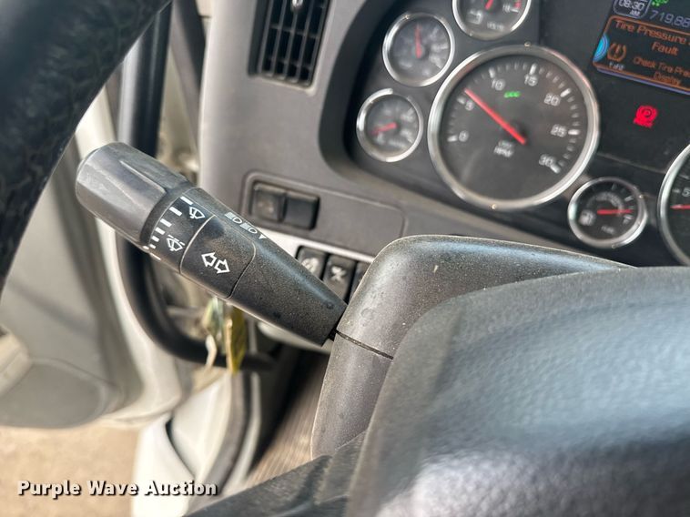 image for item DY7004 2021 Kenworth T880 semi truck