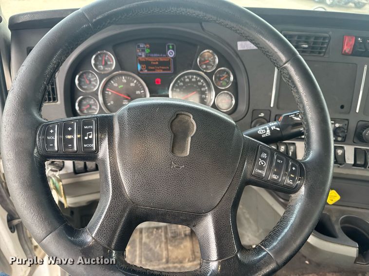 image for item DY7004 2021 Kenworth T880 semi truck