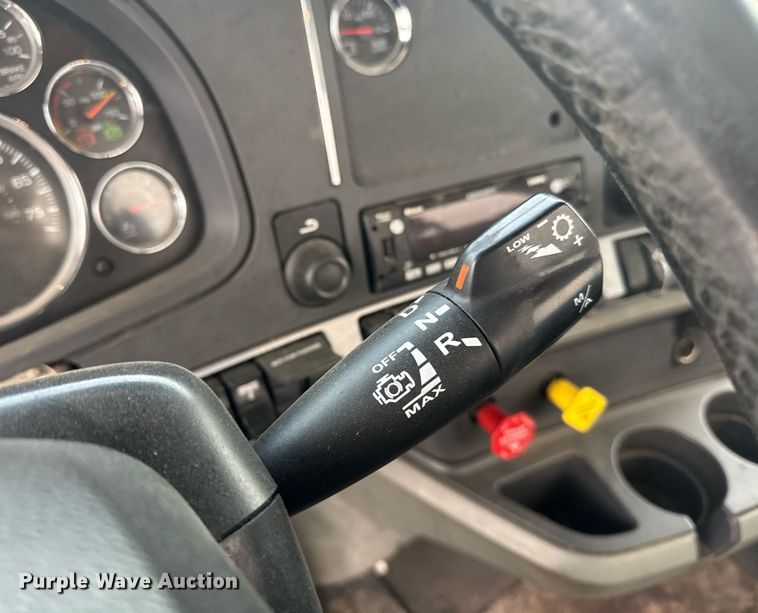 image for item DY7004 2021 Kenworth T880 semi truck